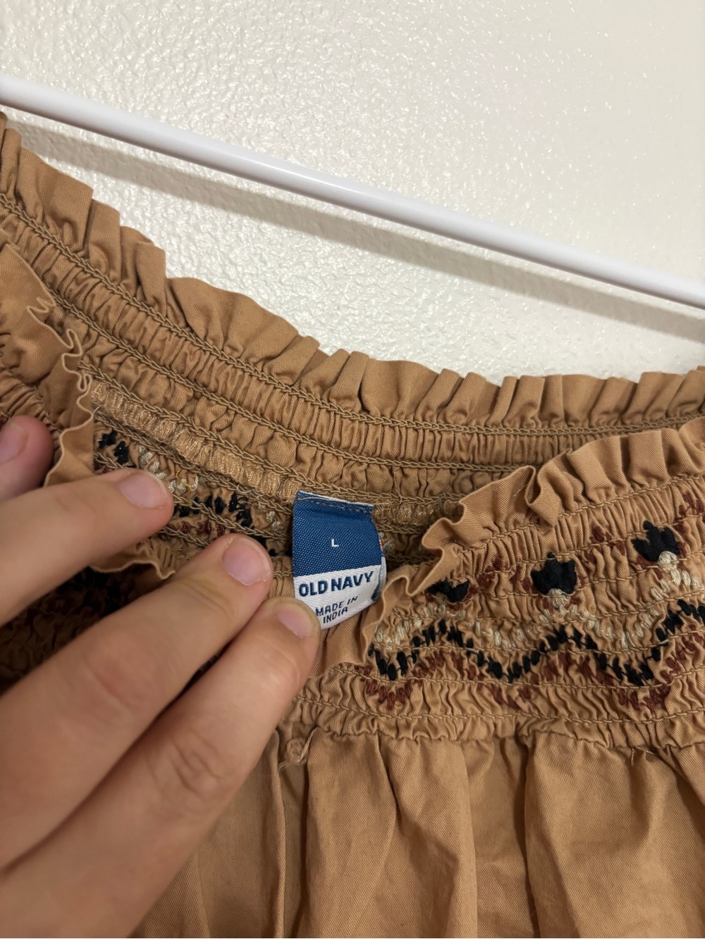 Women’s Old Navy Off-Shoulder Smocked Top in Camel Size Large - Picture 4 of 6